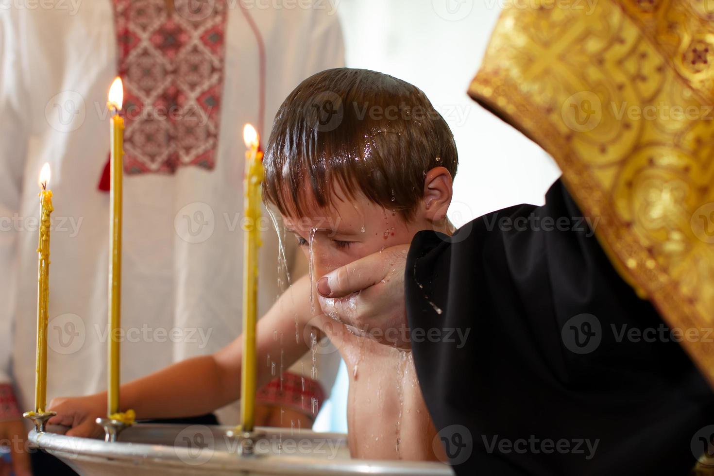 ortodosso battesimo di un' bielorusso bambino nel un' Chiesa. foto