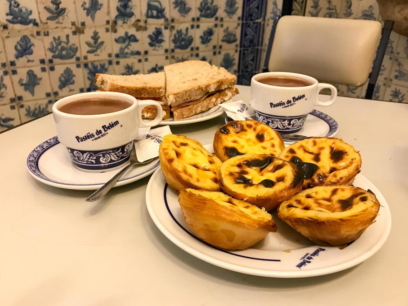 Lisbona, Portogallo - novembre 26, 2016 - pasticcini di betlemme è uno di il maggior parte famoso dolci negozio nel Lisbona e un' turistico destinazione. foto