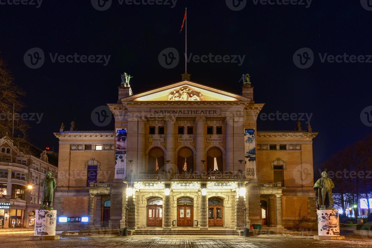 nazionale Teatro nel Oslo a inverno notte foto