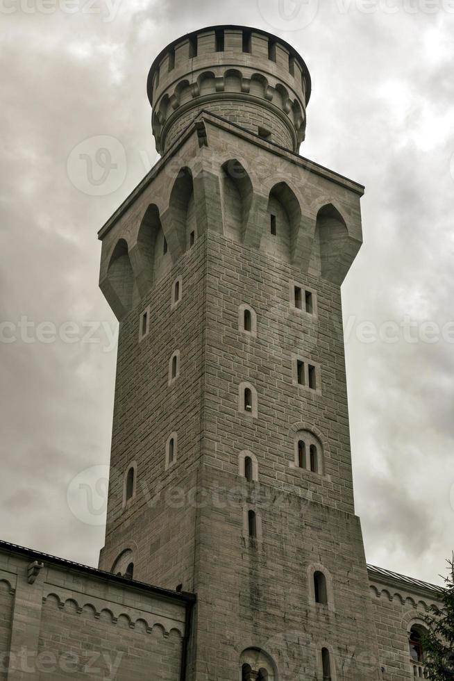 di fama mondiale neuschwanstein castello, il XIX secolo romanico rinascita palazzo costruito per re ludwig ii su un' aspro scogliera vicino fussen, sud-ovest Baviera, Germania foto