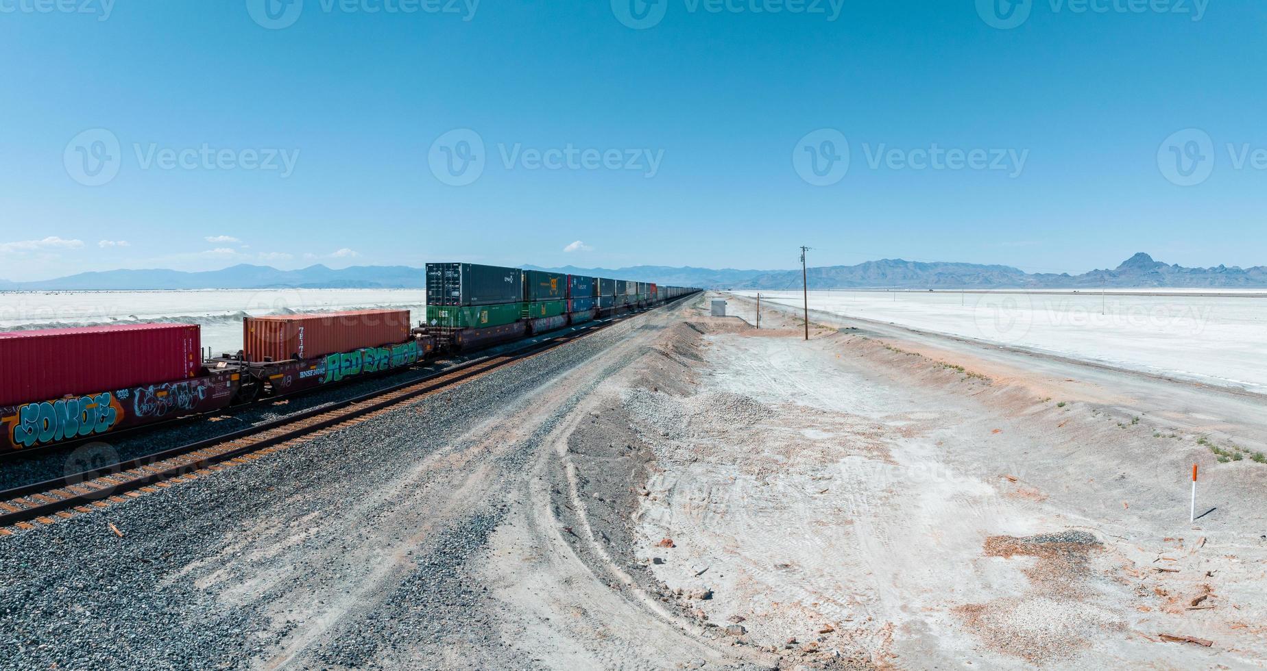 carico treno passaggio di il deserto Nevada, Stati Uniti d'America vicino sale appartamenti. foto