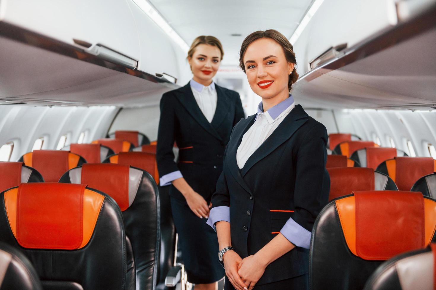 Due hostess su il opera nel il passanger aereo foto