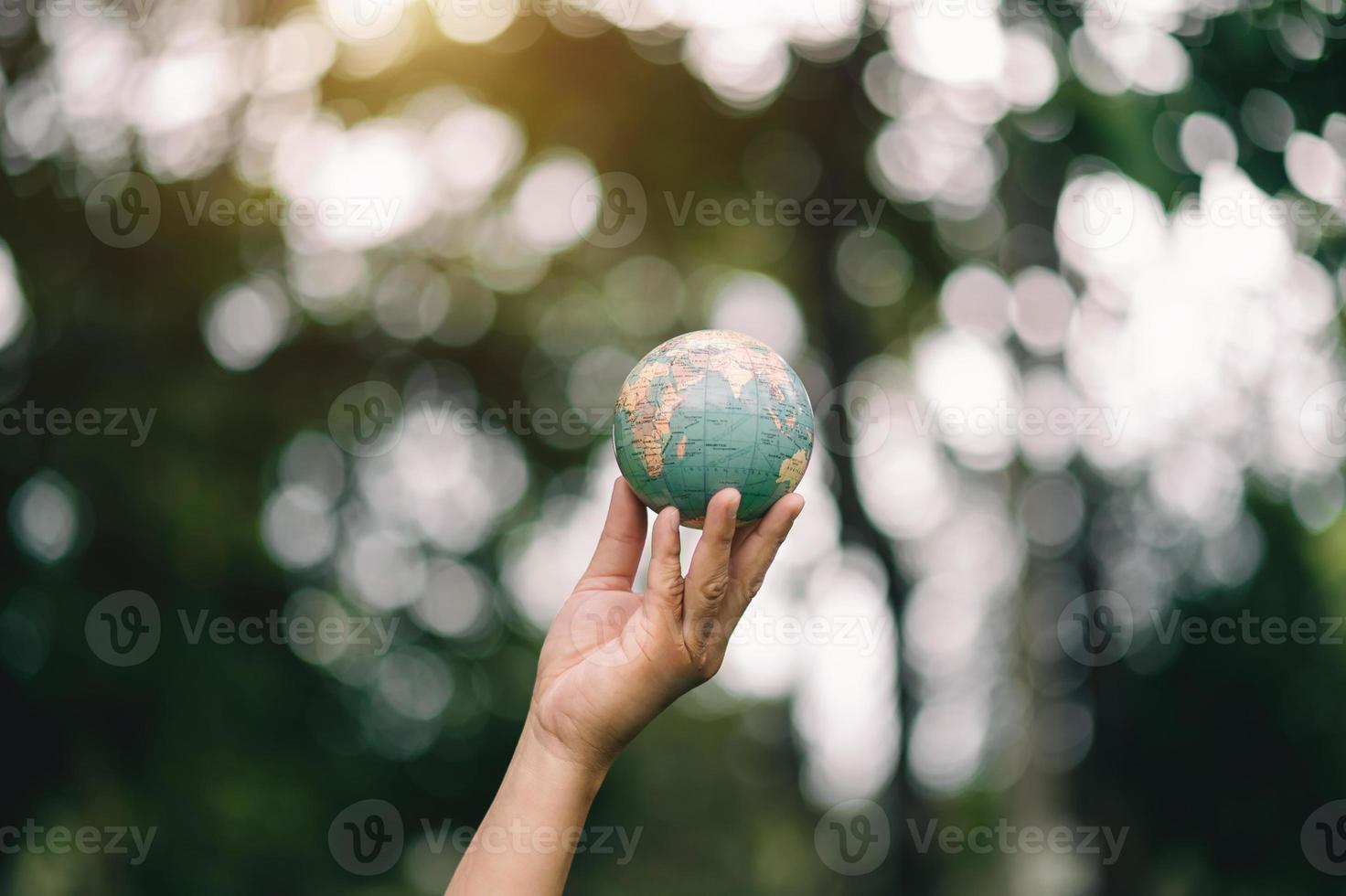 verde pianeta nel il tuo mano Salva terra. ambientale e energia Salvataggio concetto. nel sole leggero foto