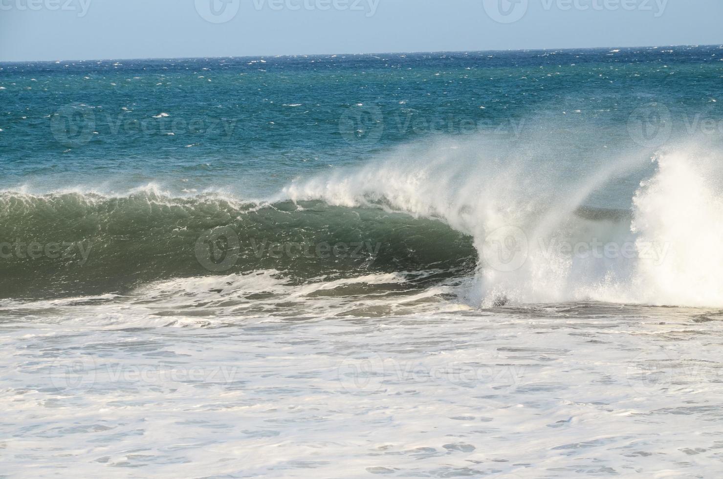 Visualizza di enorme mare onde foto