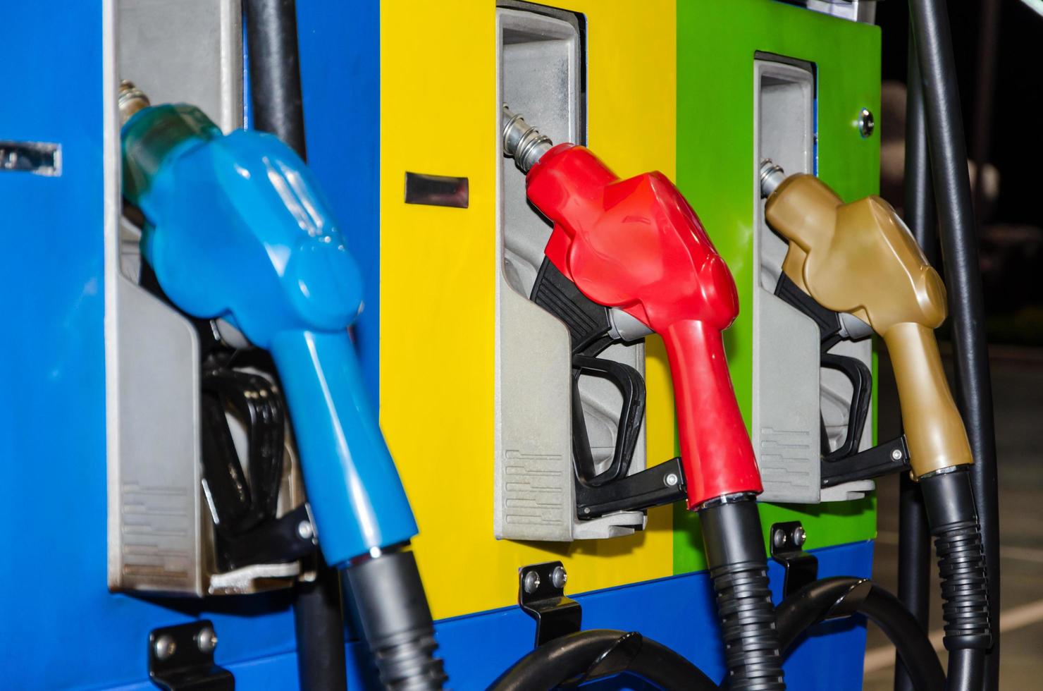 tre colore carburante olio ugello a notte tempo foto