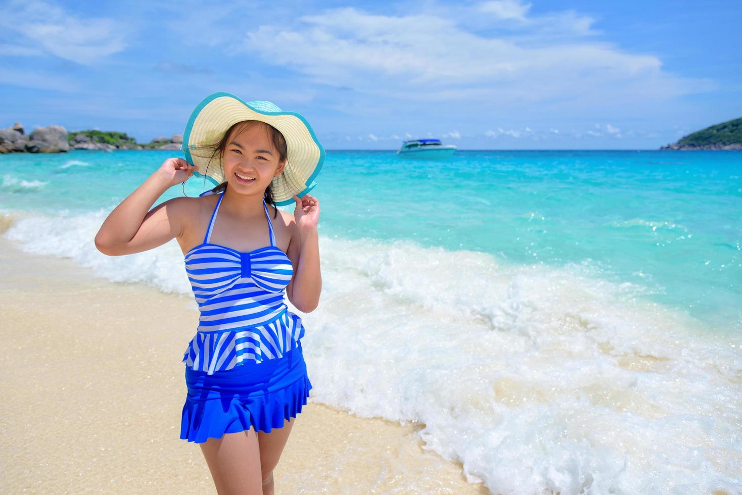 bellissimo donna su spiaggia nel Tailandia foto