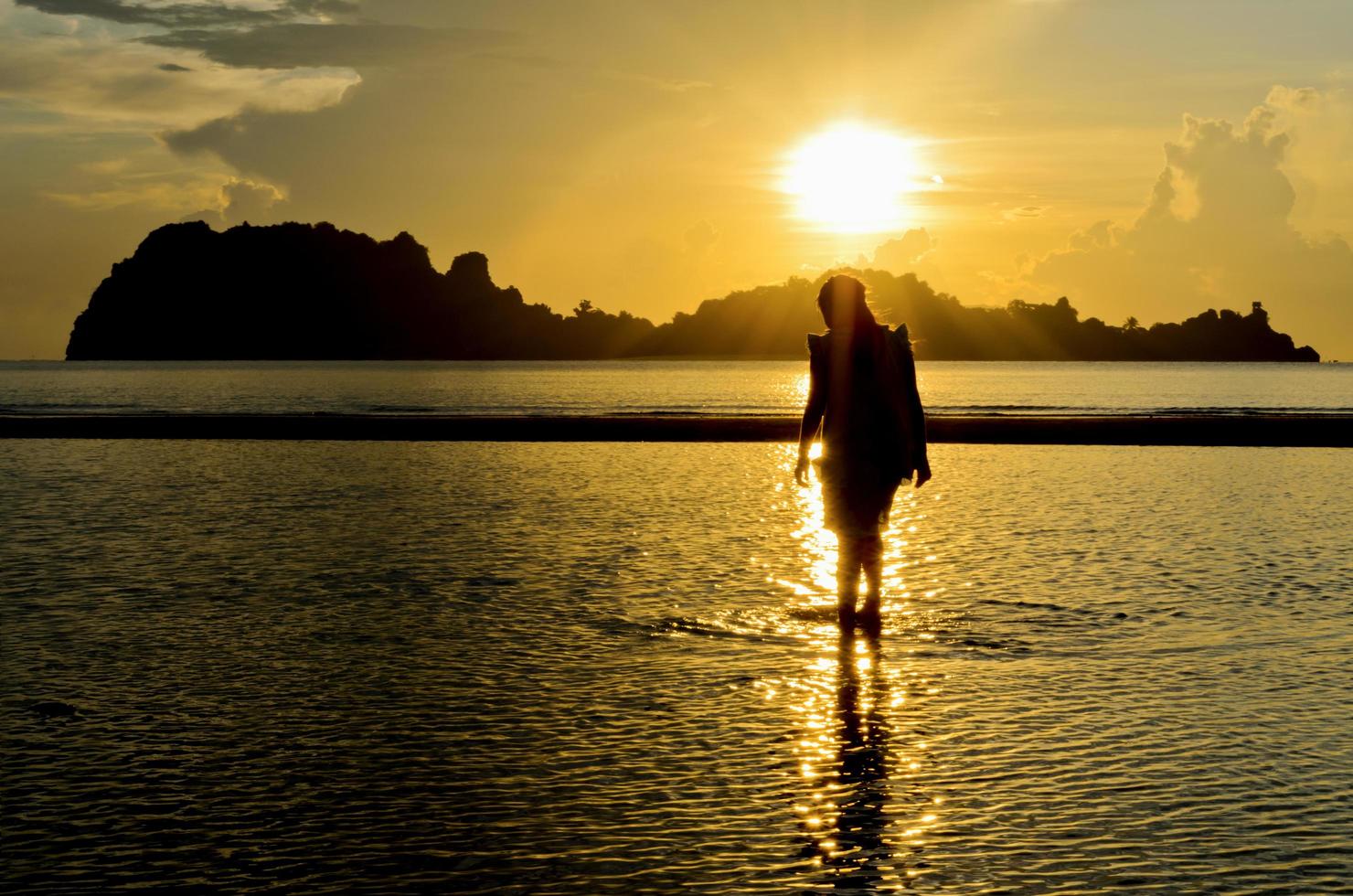 ragazze su il spiaggia durante Alba. foto