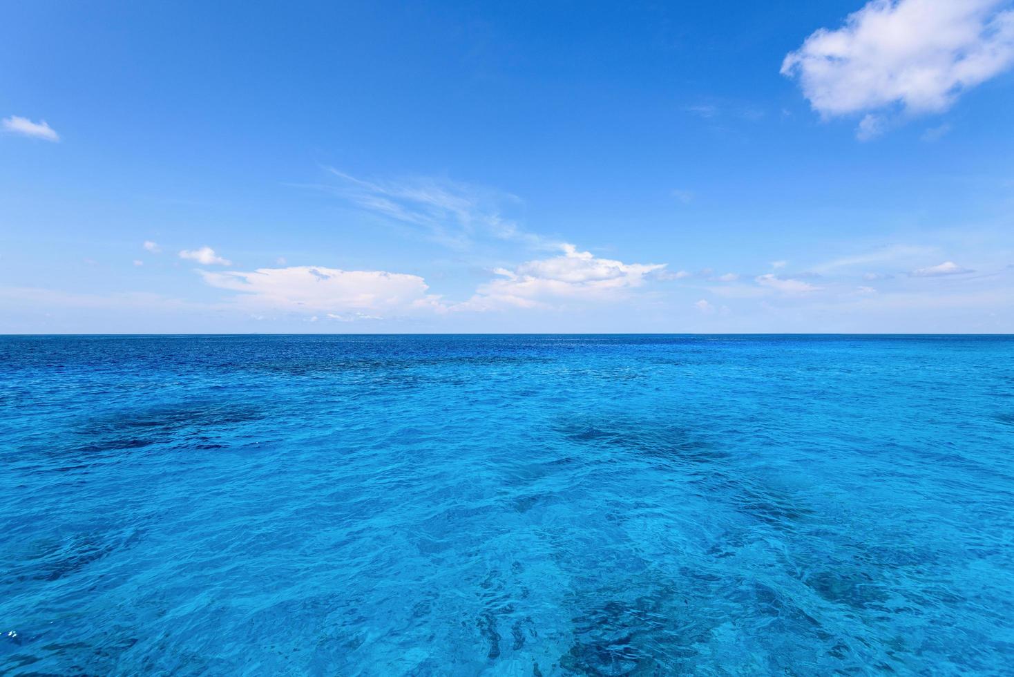 blu mare e cielo a similan isola foto