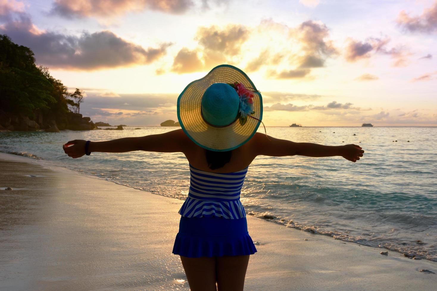 contento ragazza su il spiaggia a Alba foto