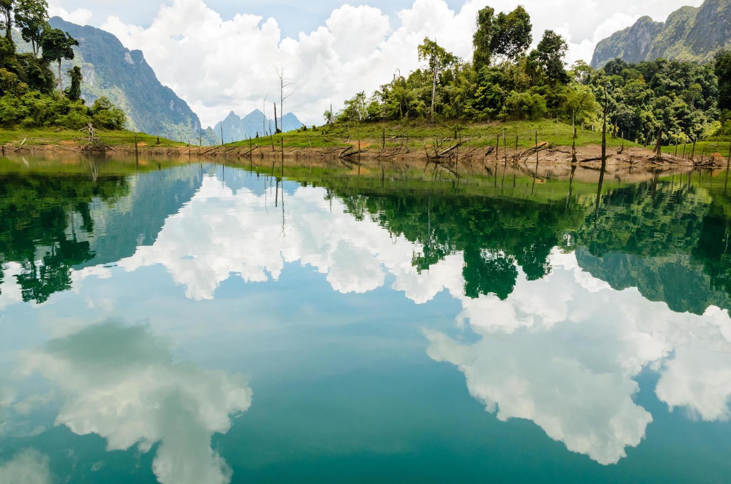 acqua superficie riflettendo cielo e nube foto