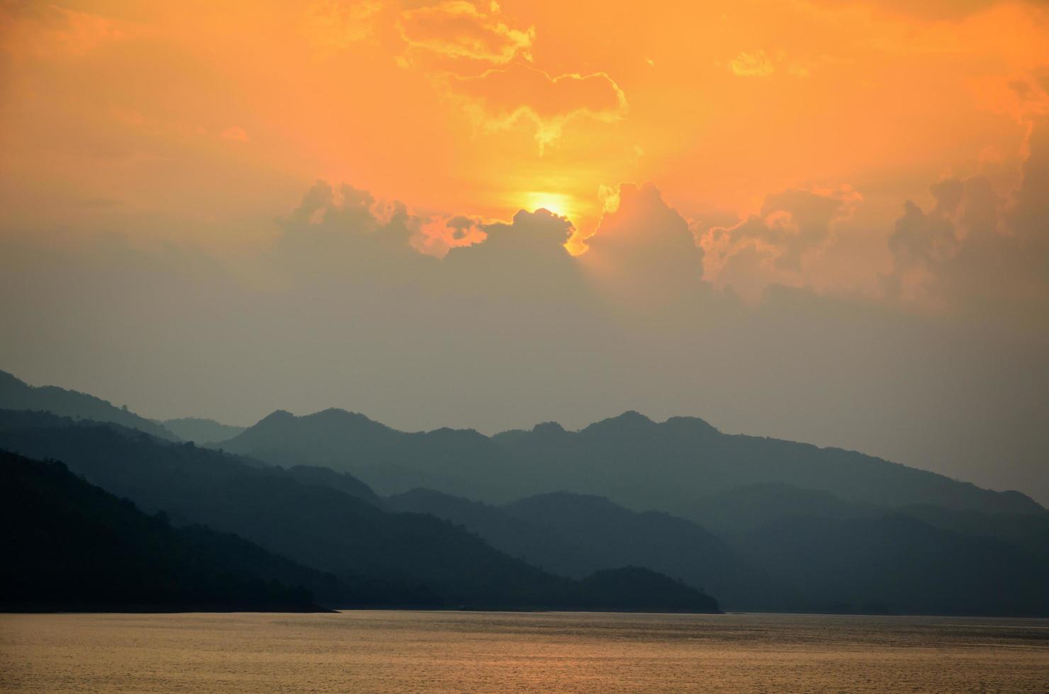 tramonto al di sopra di un' montagna a lago foto