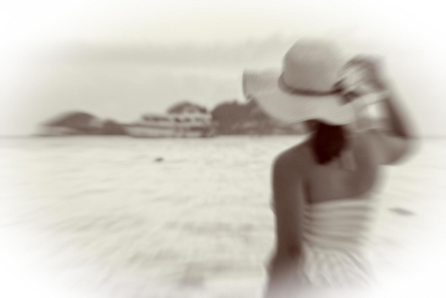 donna su il spiaggia Vintage ▾ sfocatura stile foto