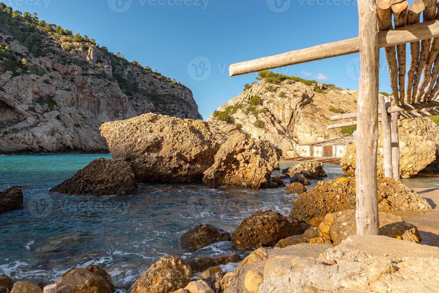 turchese acque nel es portixolo, ibiza, Spagna. nascosto baia su il isola di ibiza, nel sant giovanna de labritja. foto