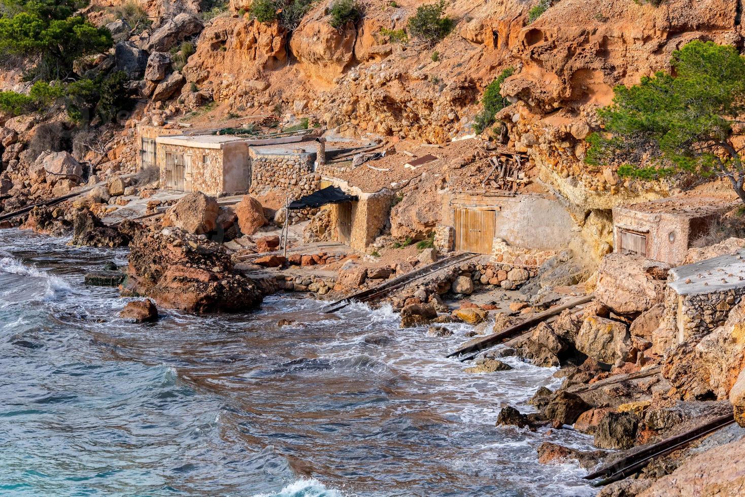 cala salada e salata nel san antonio un cattivo a baleari isole Spagna. lungo esposizione, tipico Casa per pesca Barche e rocce. foto