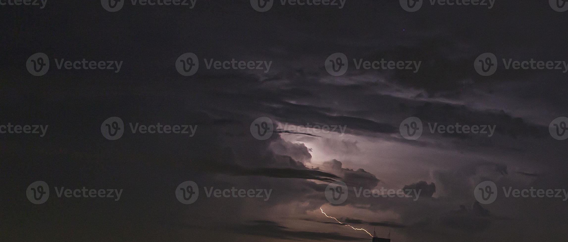 immagine di un' veloce nel il notte cielo con raggiante nuvole foto