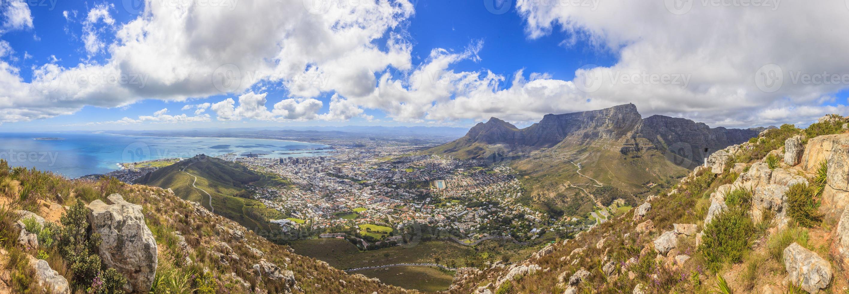 panoramico Visualizza su capetown a un' in parte nuvoloso giorno nel estate foto