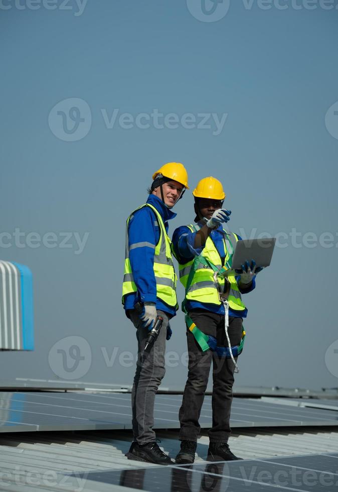 ingegnere nel caricare di solare pannello installazione il installazione di solare energia foto