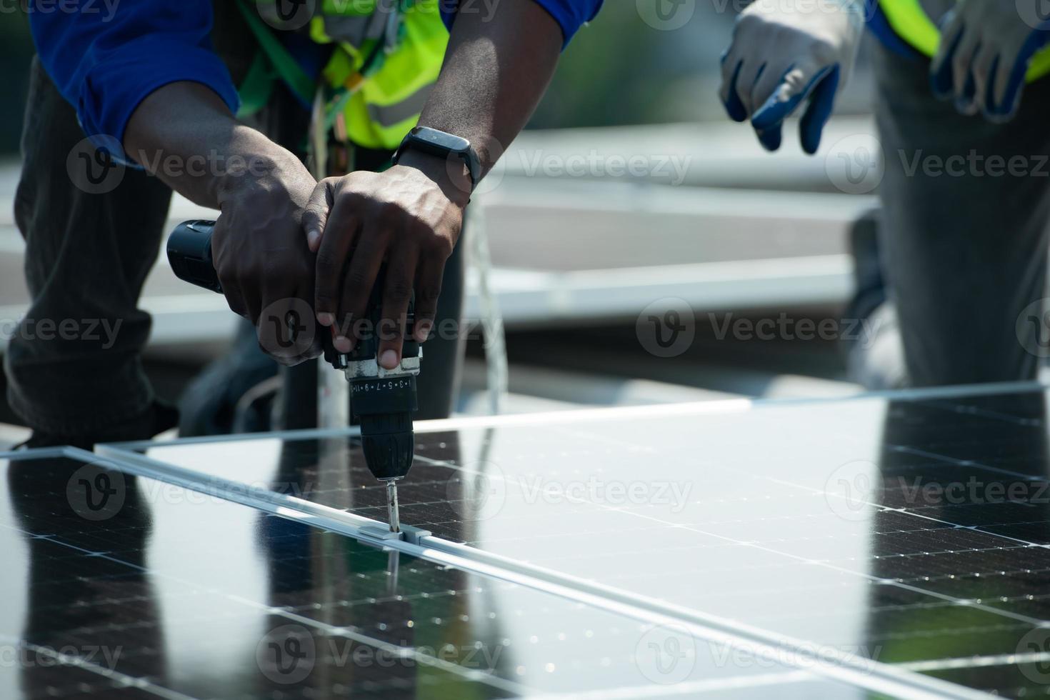 ingegnere nel caricare di solare pannello installazione il installazione di solare energia foto