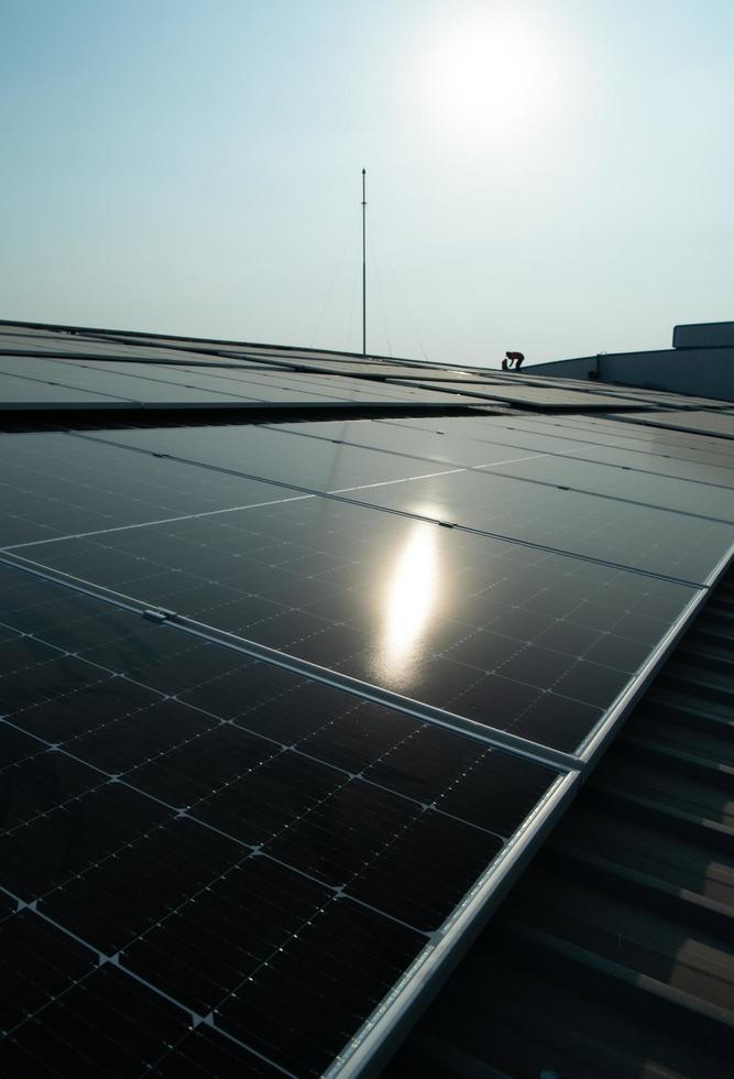 solare azienda agricola su tetto e tramonto solare moduli per rinnovabile energia tecnologia foto