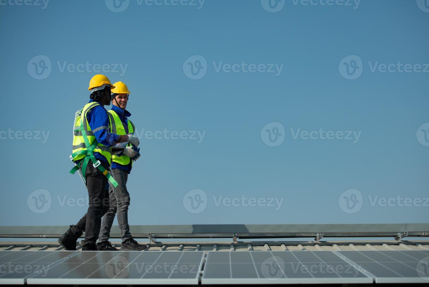 ingegnere nel caricare di solare pannello installazione il installazione di solare energia foto