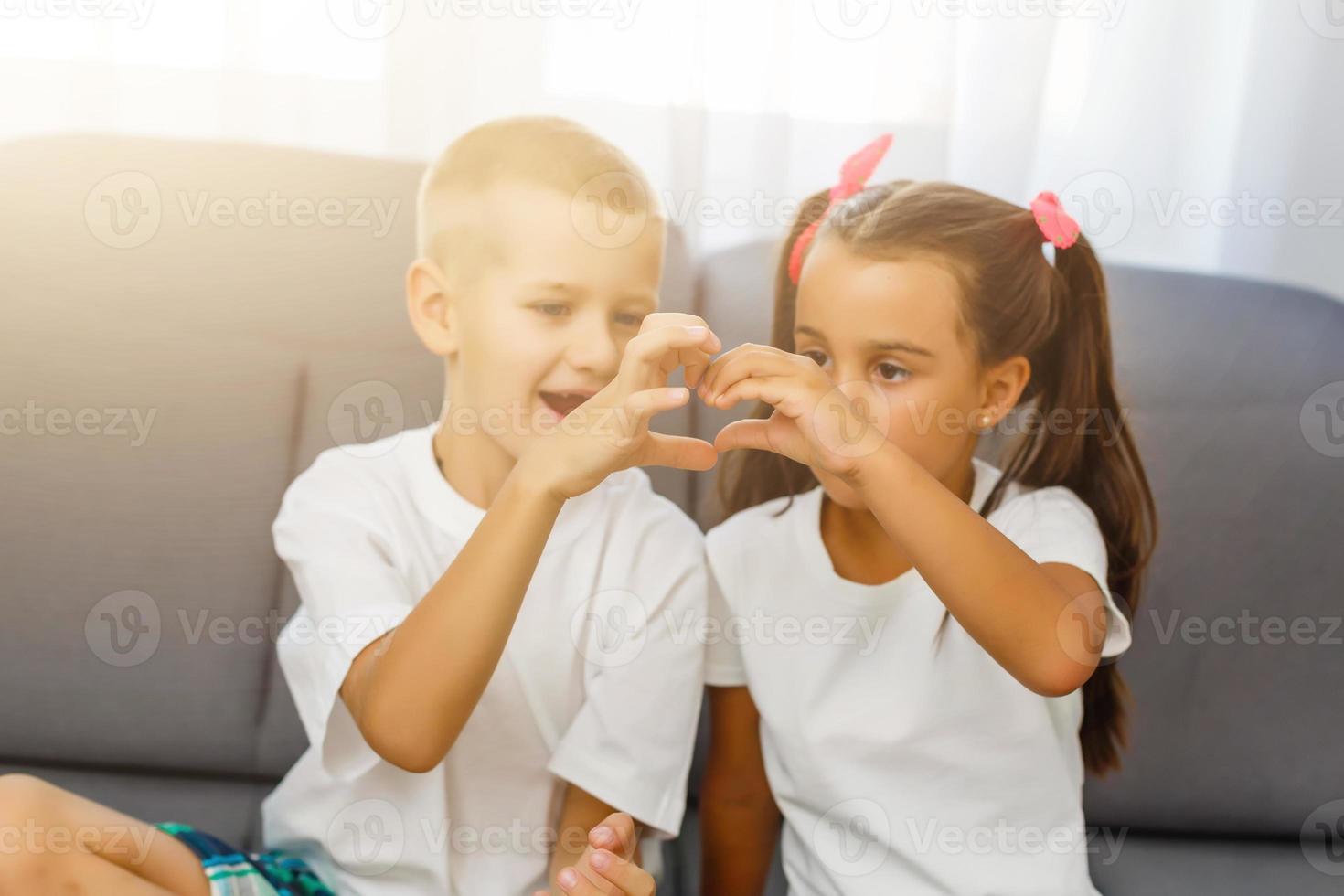 ragazzo e ragazza rendere un' cuore foto