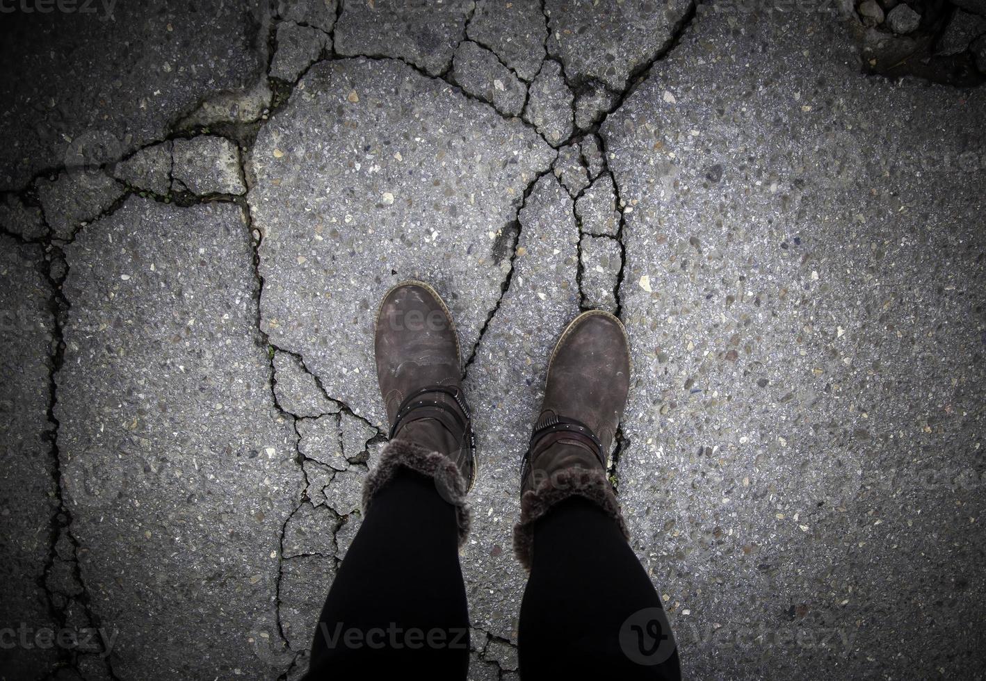 piedi di uomo su il asfalto foto