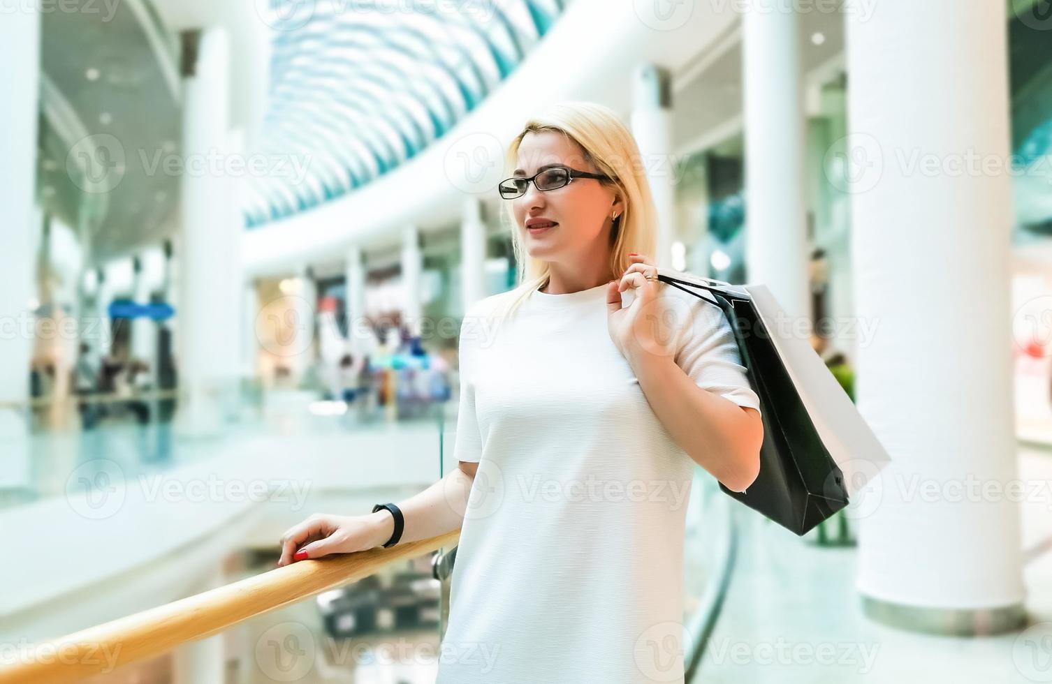 donna con shopping nel il centro commerciale foto