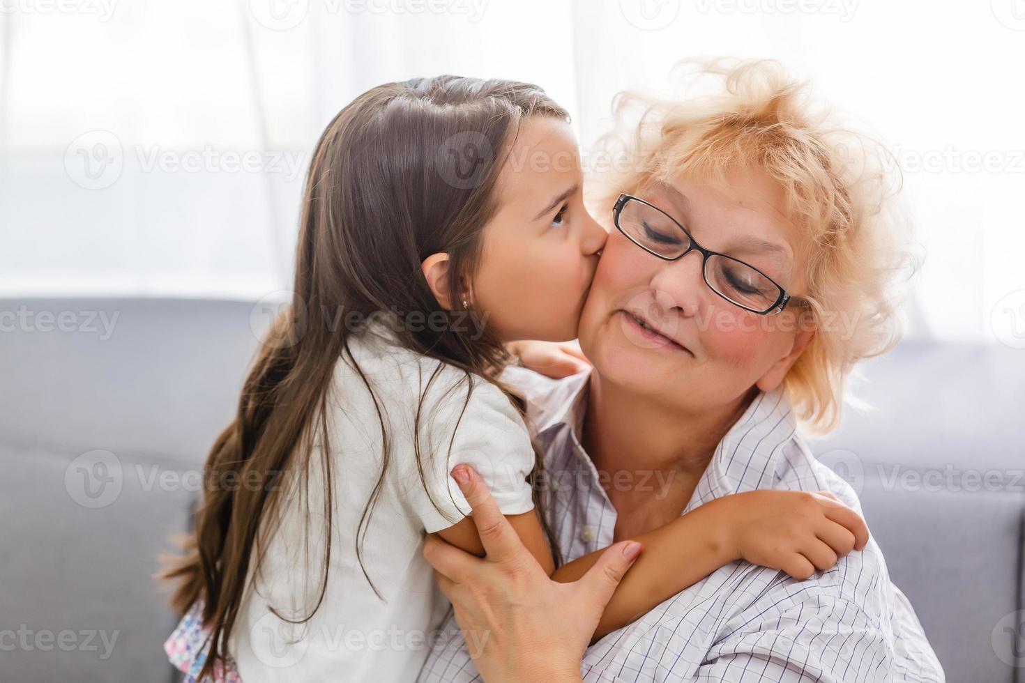 nonna e nipotina, festeggiare madri giorno o 8 marzo concetto foto