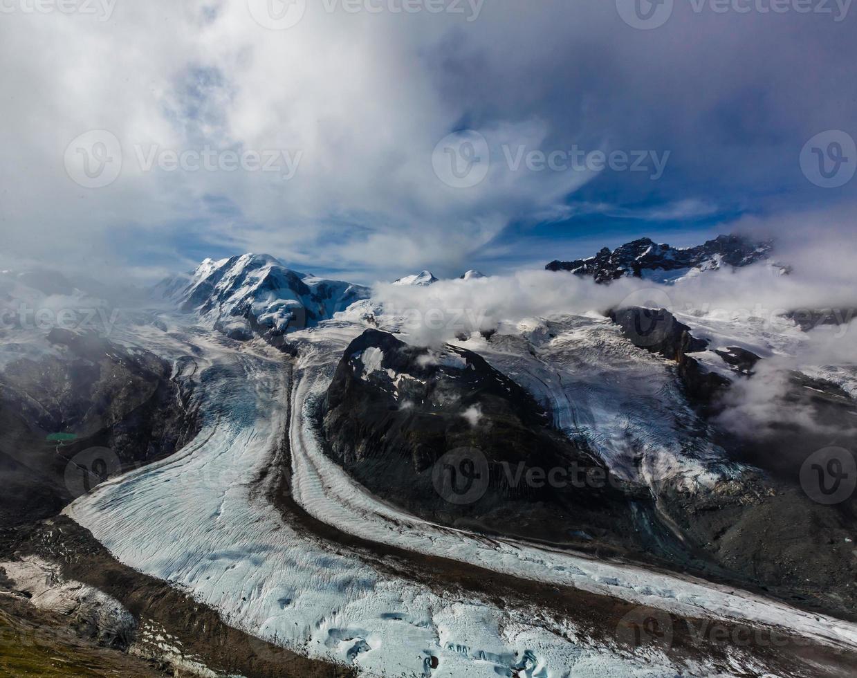 panorama di nube strato a partire dal montagna superiore al di sopra di svizzero Alpi foto