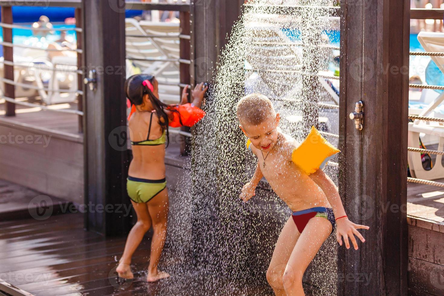 sorridente ragazzo e poco ragazza nuoto nel piscina nel Parco acquatico foto