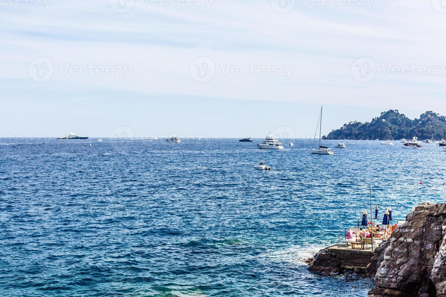 pietra spiaggia nel Italia, sembra piace un' piccolo villaggio di il mare foto