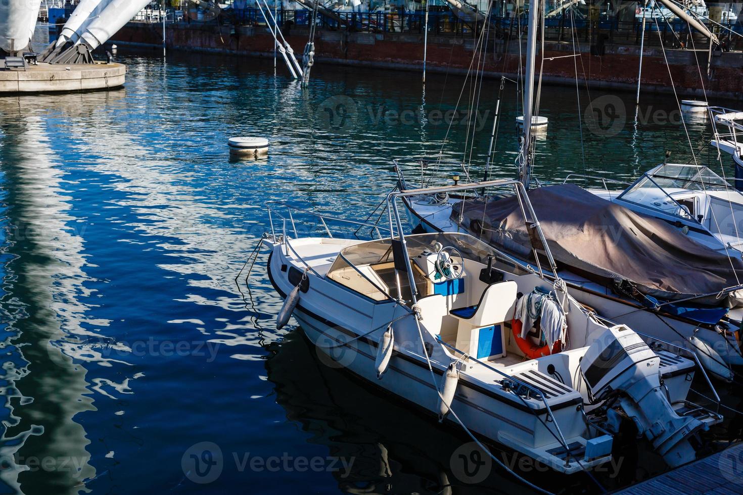 yacht nel porta vicino il molo. velocità barca ormeggio. barca parcheggio canottaggio yachting attrezzatura. foto