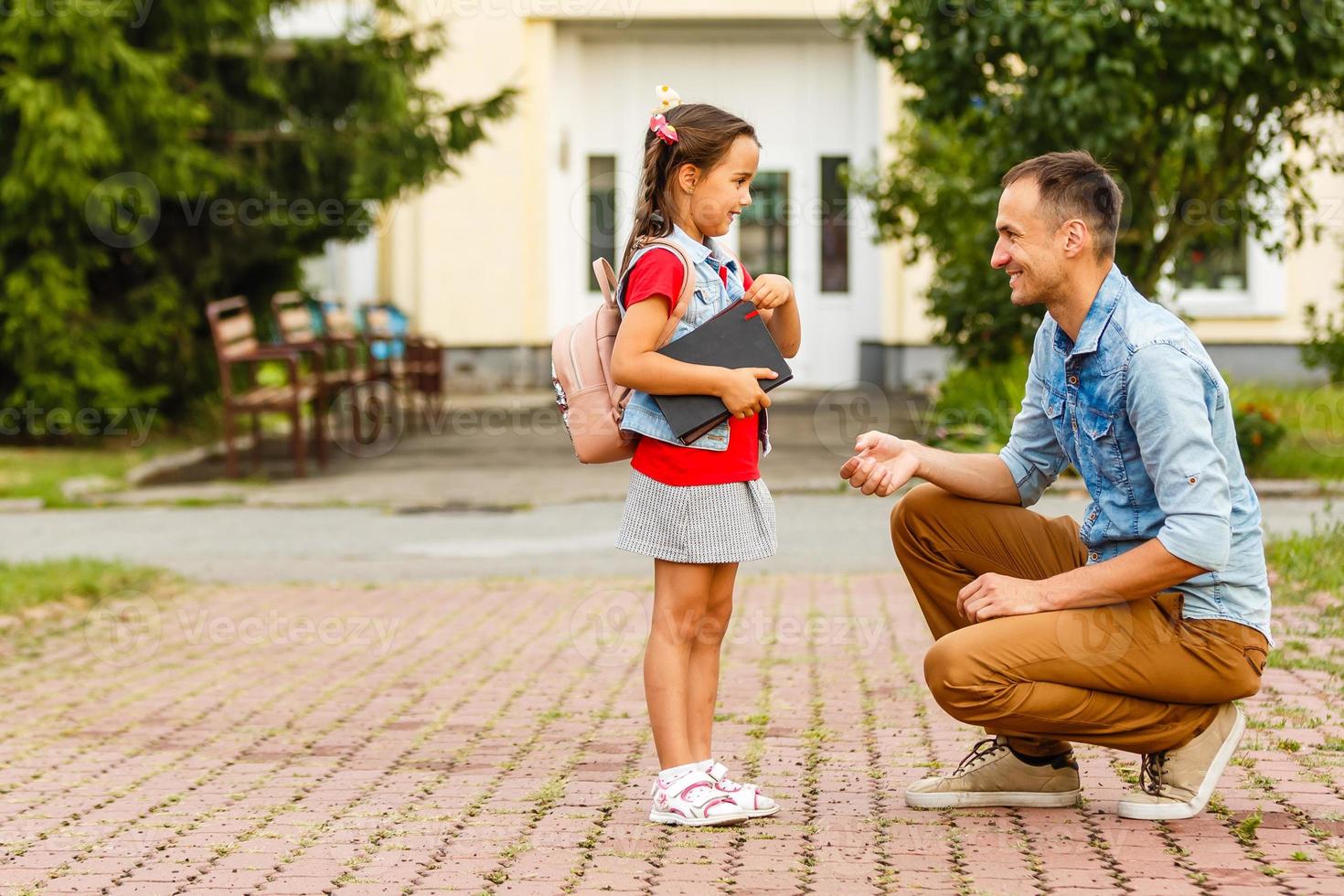 amorevole papà Guarda a poco adorabile figlia sensazione amore, profilo facce lato Visualizza, in profondità devozione caldo relazioni, amore cura, più vicino persona, padri giorno concetto foto