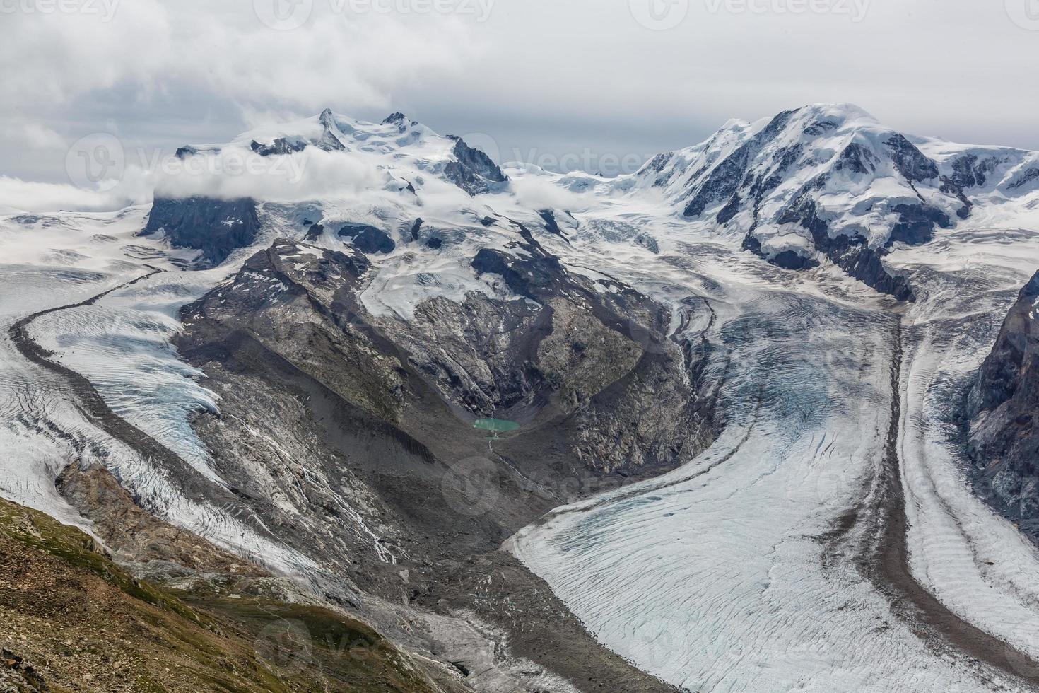 panorama di nube strato a partire dal montagna superiore al di sopra di svizzero Alpi foto