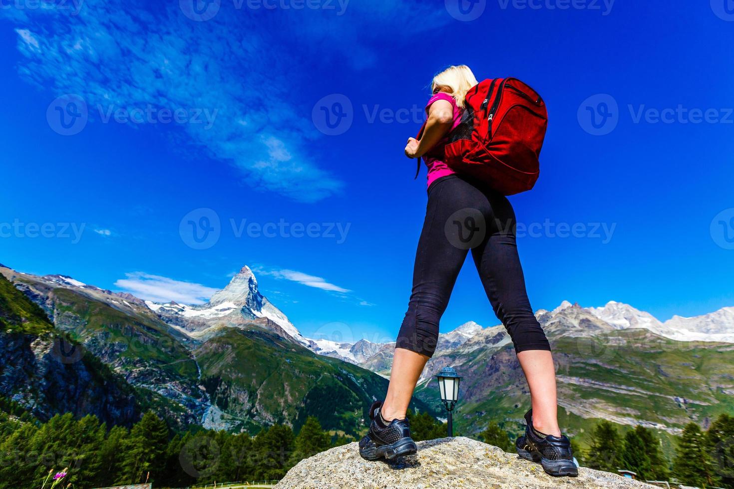 gli sport ragazza su un' sfondo di montagne foto