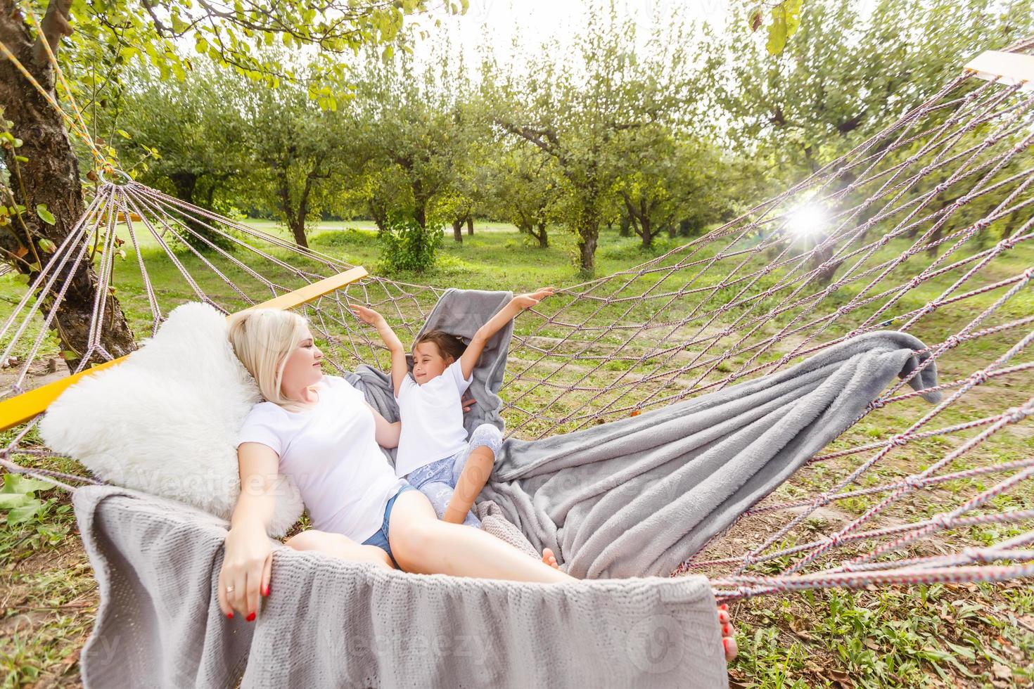 bellissimo giovane madre con sua figlia nel foresta radura. contento famiglia relazioni. caucasico donna con bambino giocando all'aperto. materno amore, premuroso. luce del sole. La madre di giorno foto