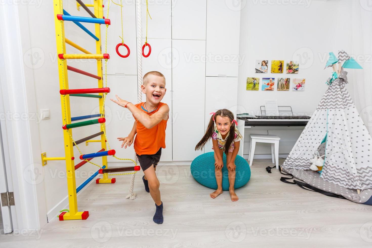 bambini giocare nel il figli di camera in casa foto