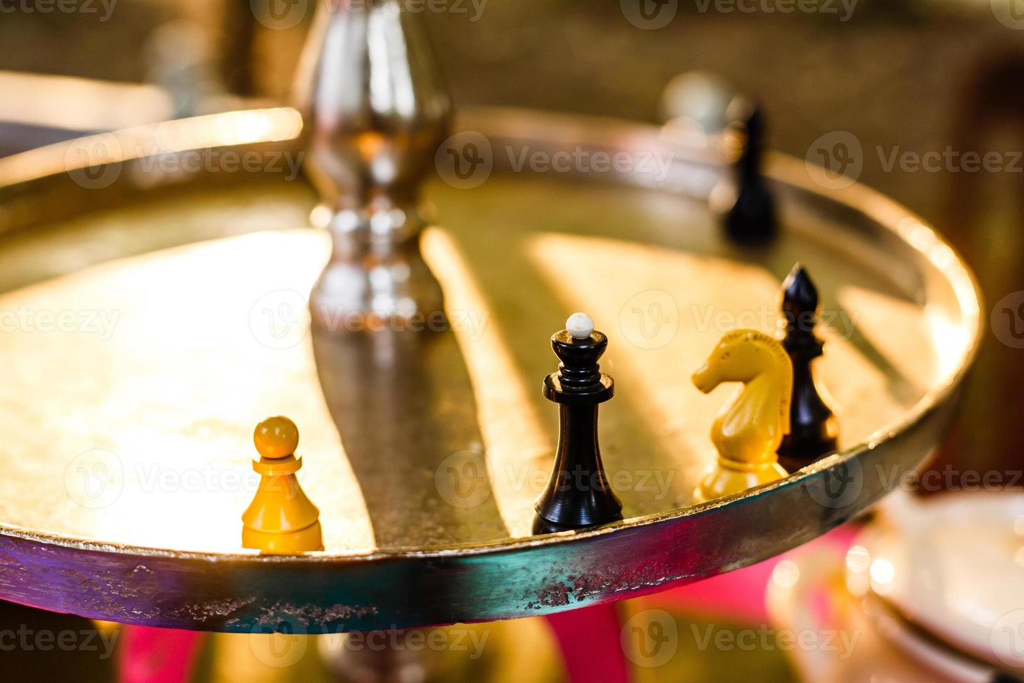 decorato oggetti nel re e Regina di scacchi forma mettere su un' tavolo con altro accessorio cose foto