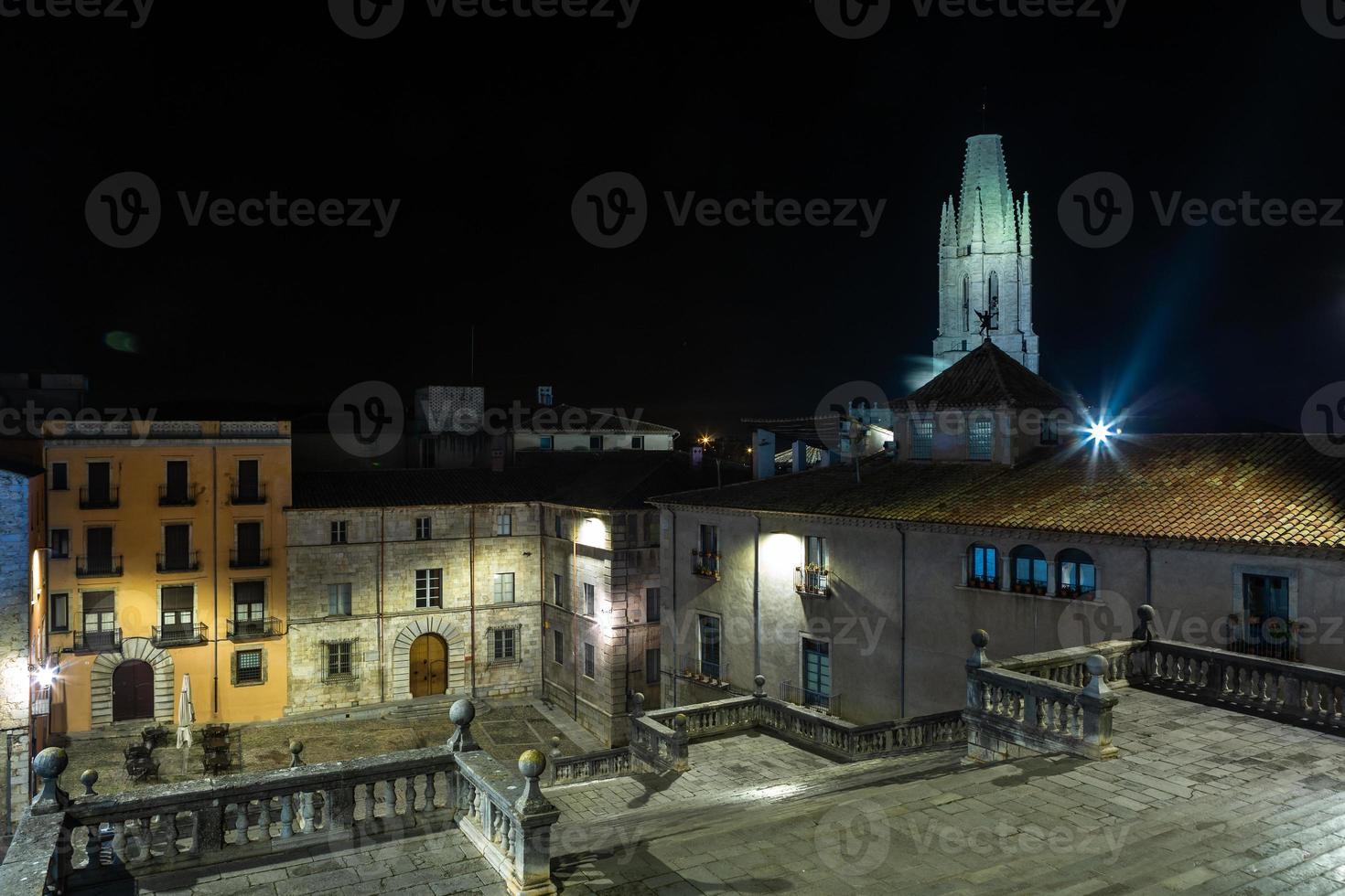 girona vecchio città a notte foto