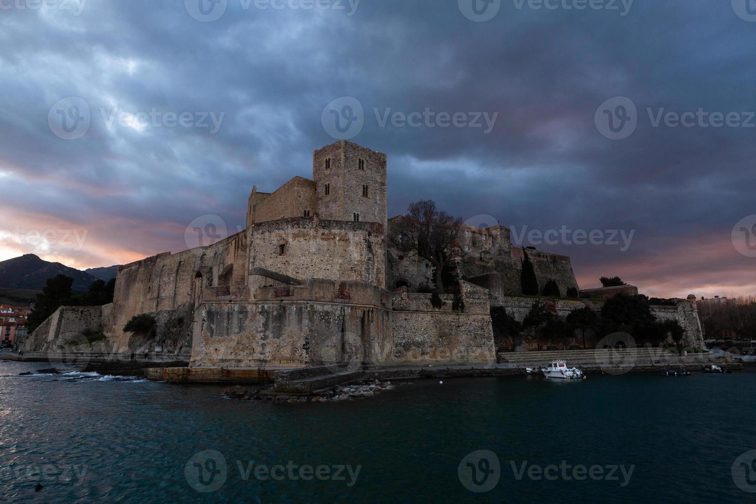 visualizzazioni a partire dal un' piccolo cittadina nel il Sud di Francia foto