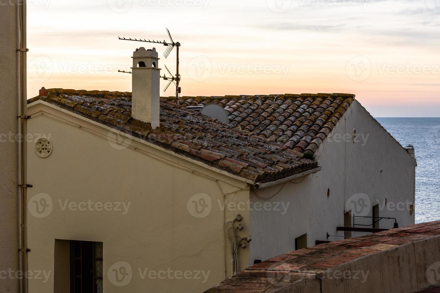 strade e visualizzazioni di un' piccolo spagnolo cittadina a notte foto