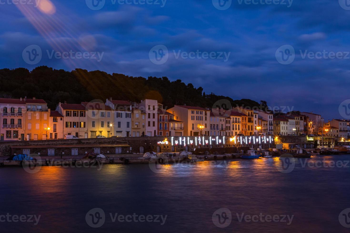 visualizzazioni a partire dal un' piccolo cittadina nel il Sud di Francia foto