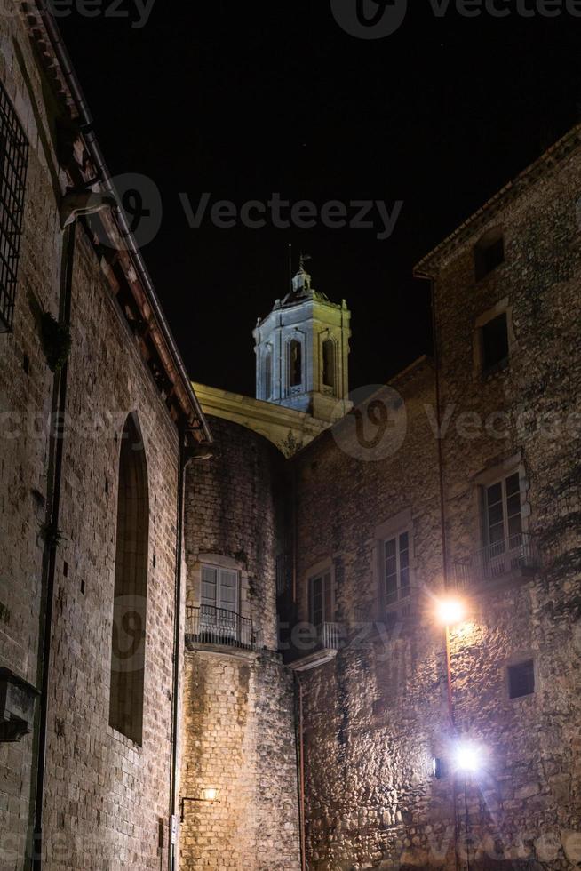 girona vecchio città a notte foto