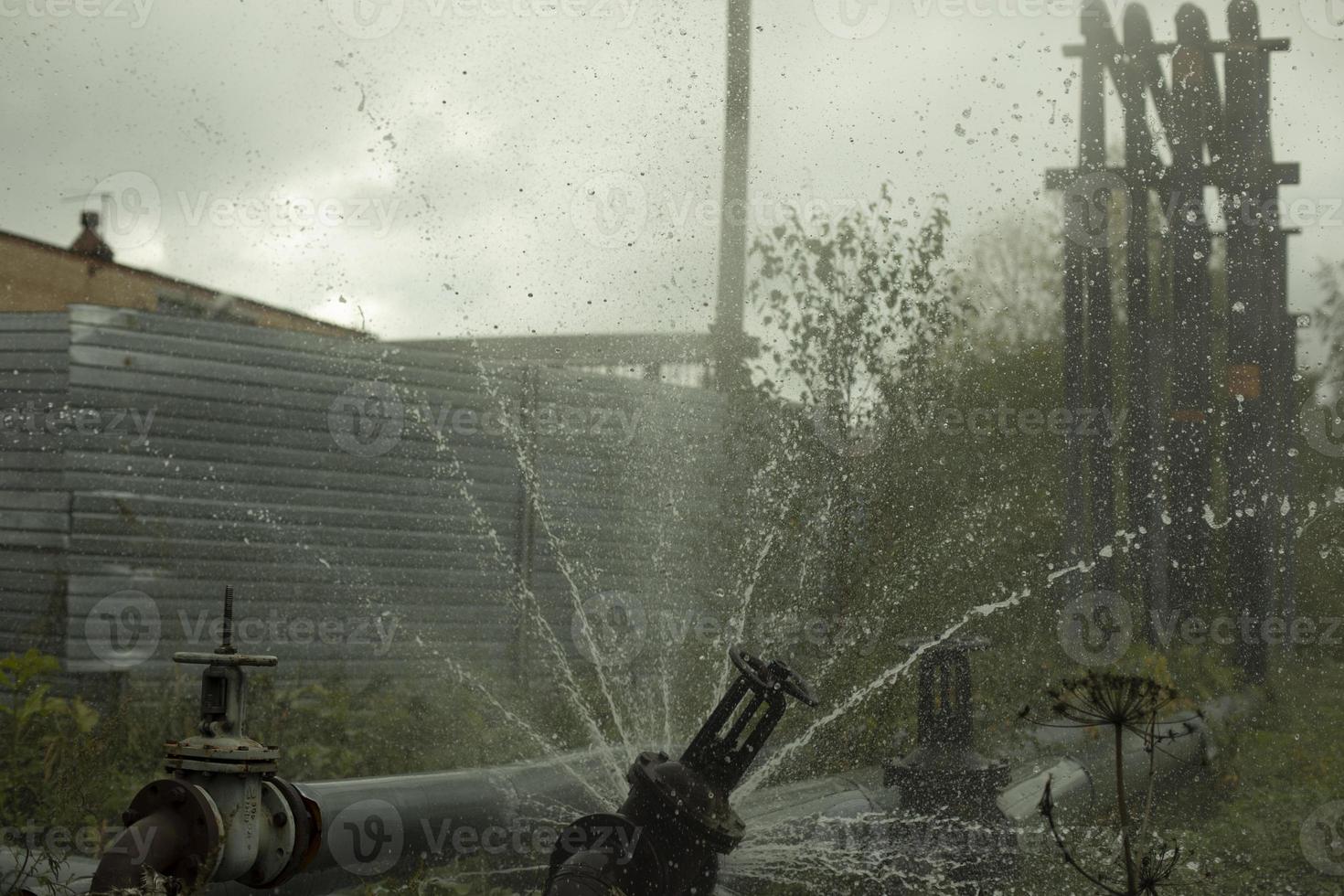 tubo rottura con acqua. tubatura incidente. caldo acqua flussi a partire dal tubi. foto