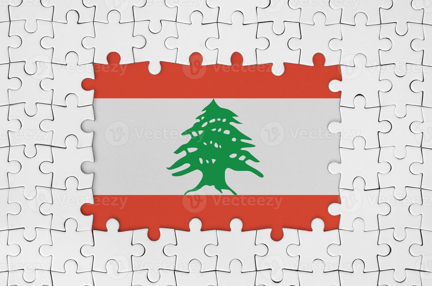 Libano bandiera nel telaio di bianca puzzle pezzi con mancante centrale parte foto