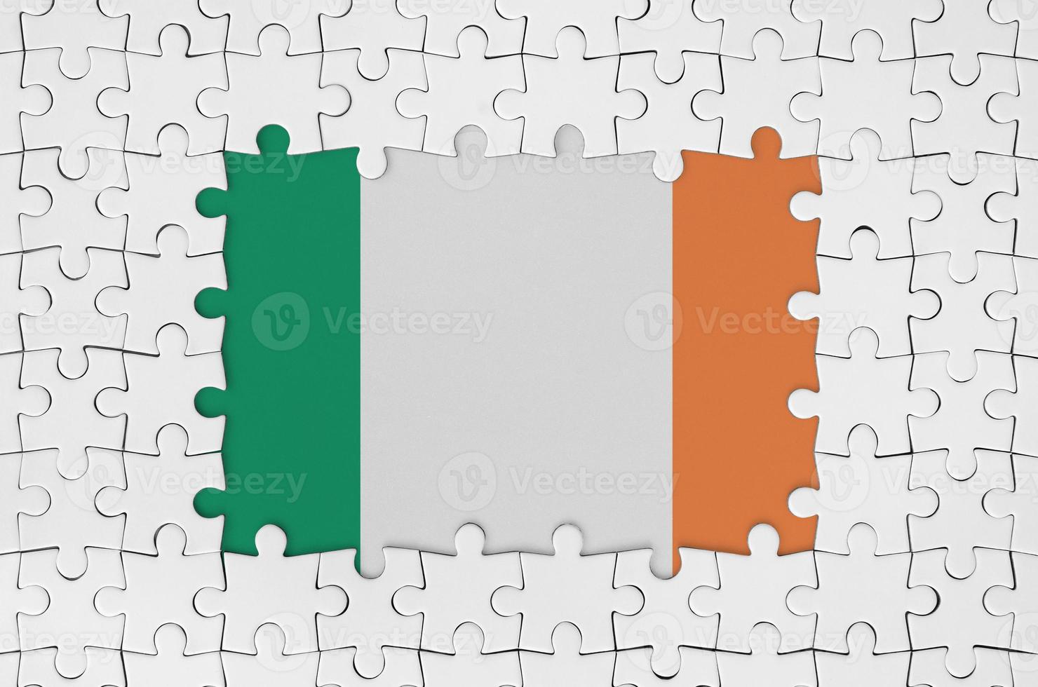 Irlanda bandiera nel telaio di bianca puzzle pezzi con mancante centrale parte foto