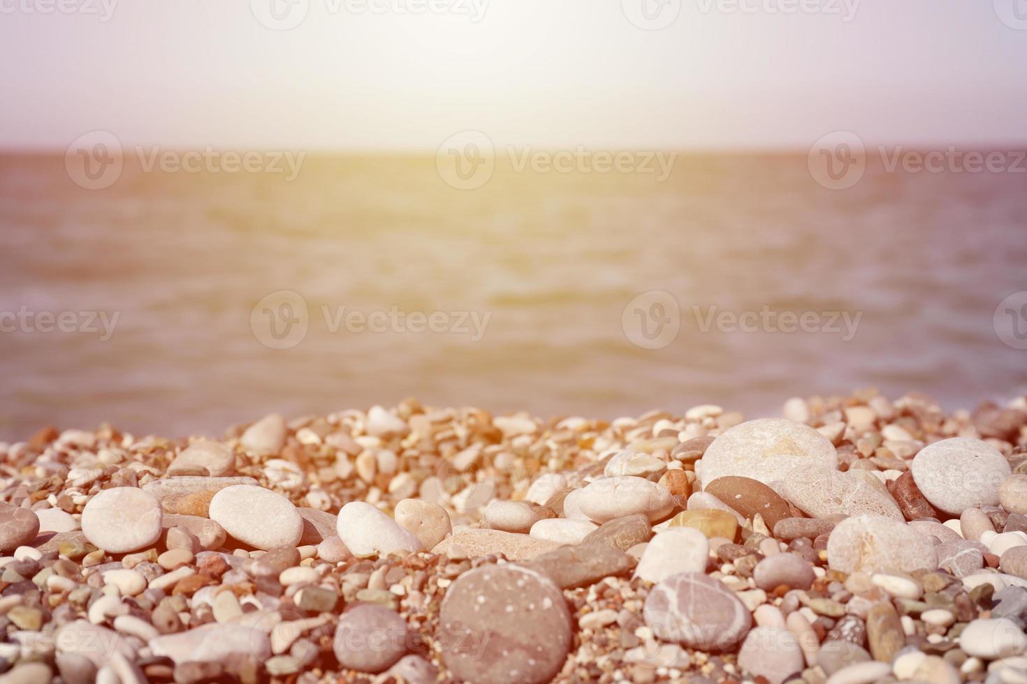 banca di ciottoli con il mare e spiaggia nel il sfondo foto