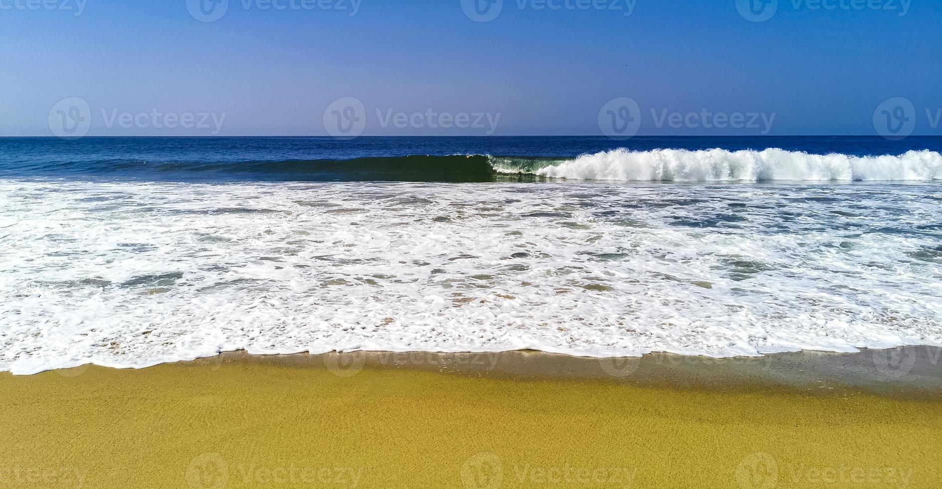 estremamente enorme grande surfer onde a spiaggia puerto escondido Messico. foto