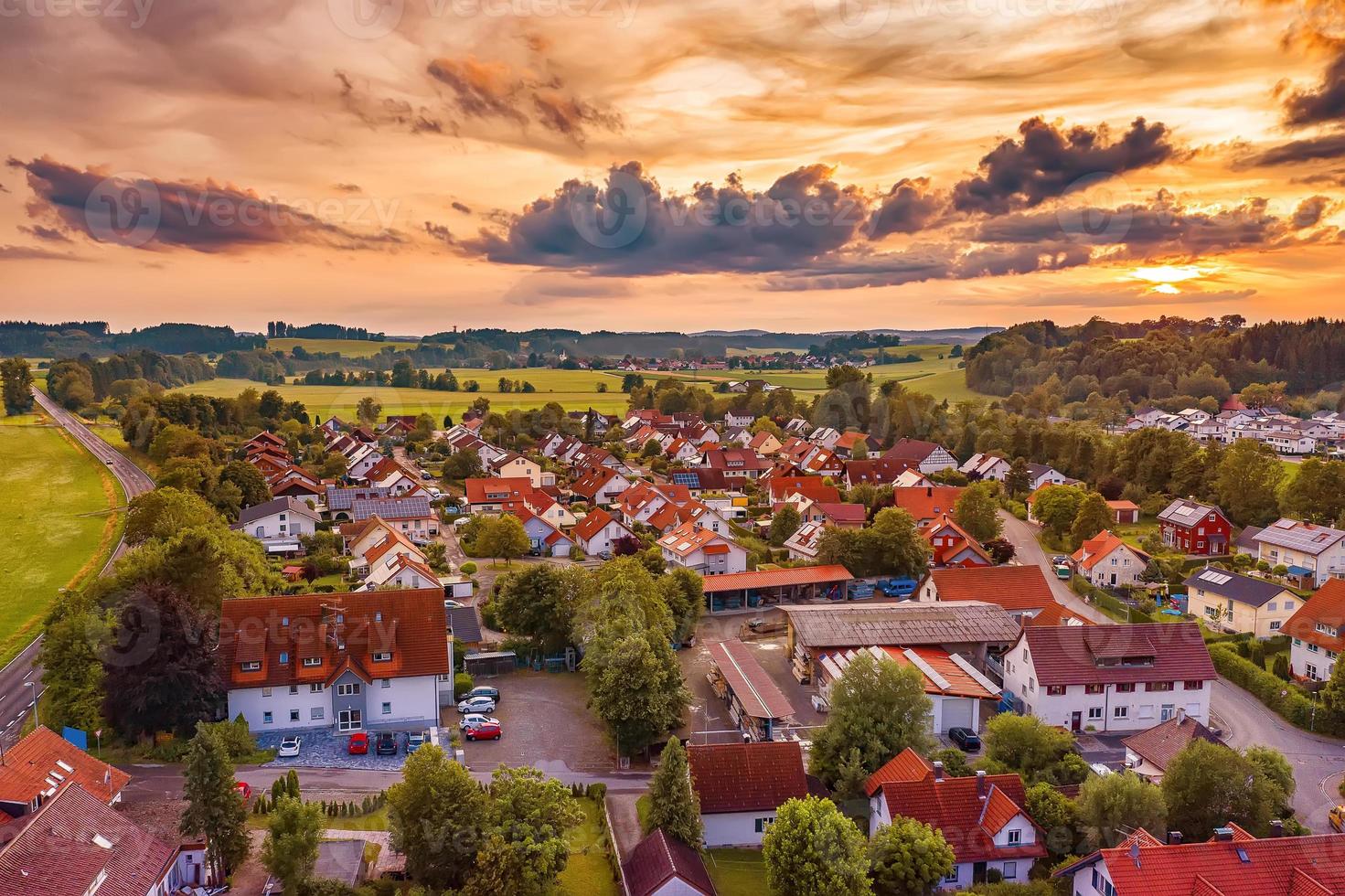 sorprendente colorato tramonto al di sopra di il piccolo villaggio nel Germania foto