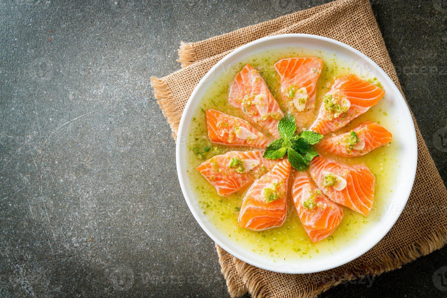 salmone piccante in salsa di insalata di mare foto